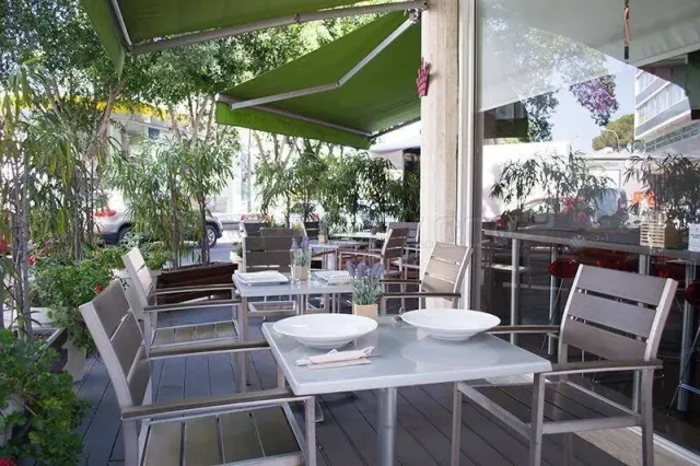 Olives & Burgers website